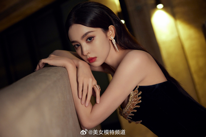 古力娜扎一身黑金礼服裙流光溢彩