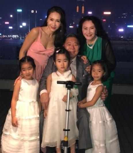 黎姿马廷强庆祝结婚14周年，男方送花表爱意，女方感恩成为一家人|黎婴|女儿|女强人|车祸|求婚_新浪娱乐_新浪新闻