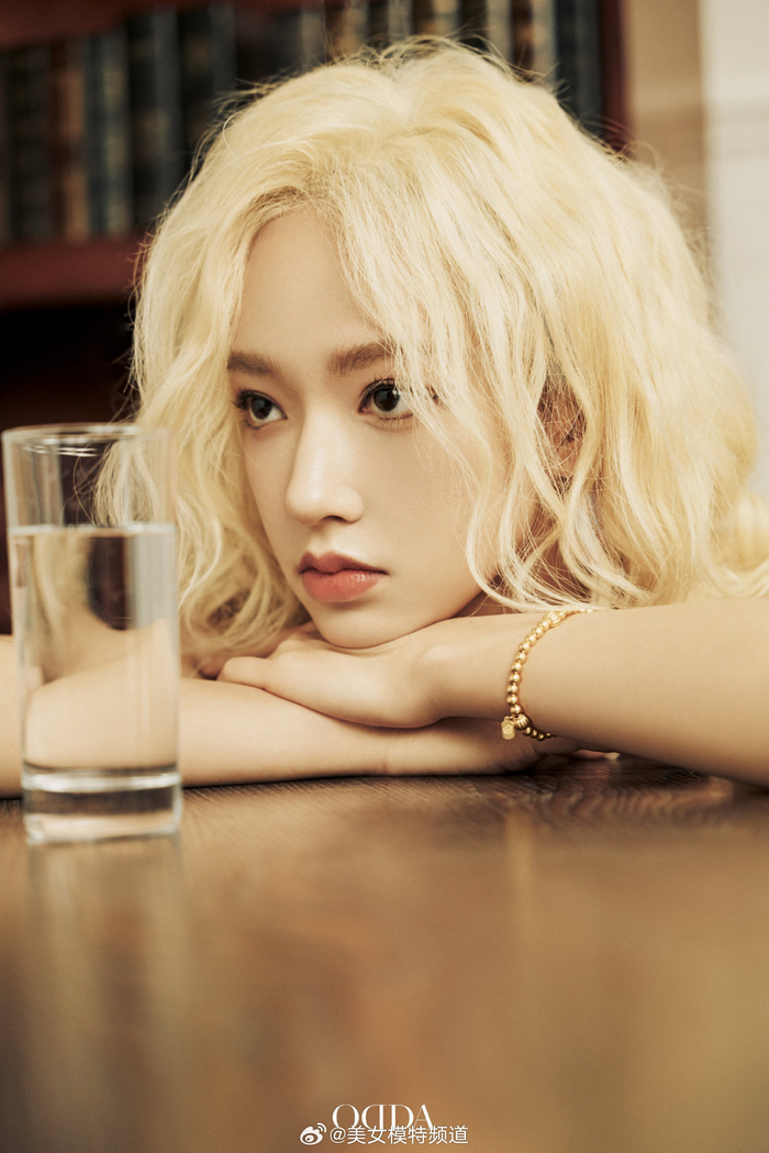 程潇金发复古大片