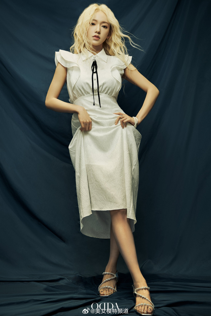 程潇金发复古大片