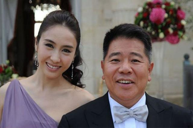黎姿马廷强庆祝结婚14周年，男方送花表爱意，女方感恩成为一家人