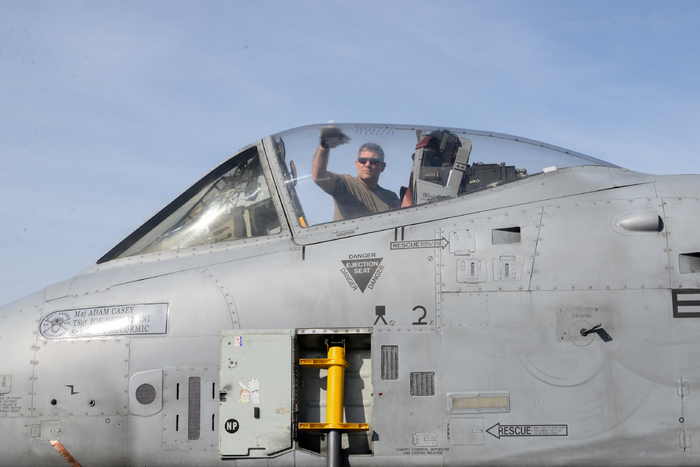 空军a-10c 〃雷电 〃ii攻击机飞行员准备执行夜间飞行任务|攻击机