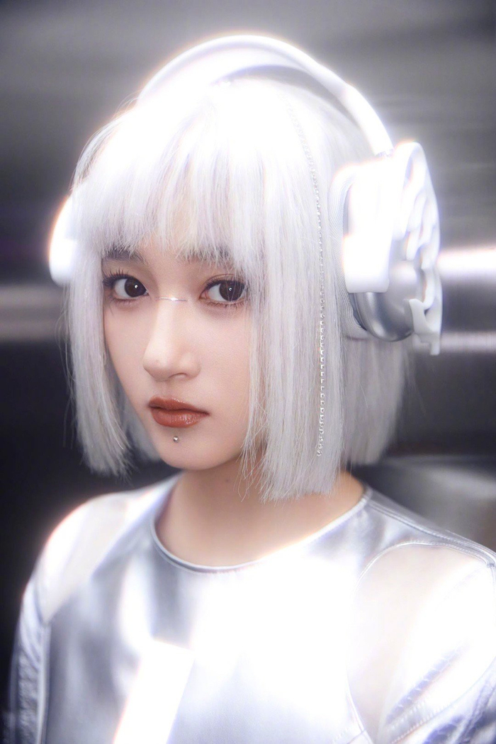 《王牌对王牌》 第八季,关晓彤一身ai造型惊喜亮相……__财经头条