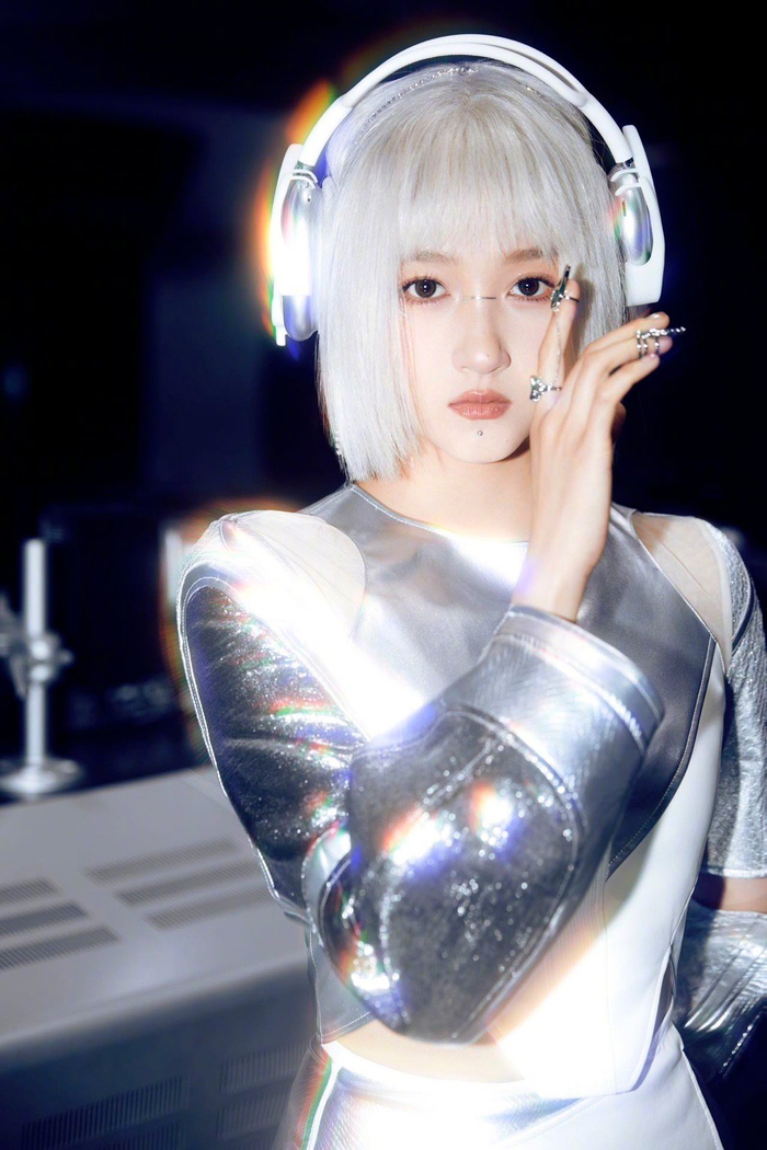 王牌对王牌第八季关晓彤一身ai造型惊喜亮相