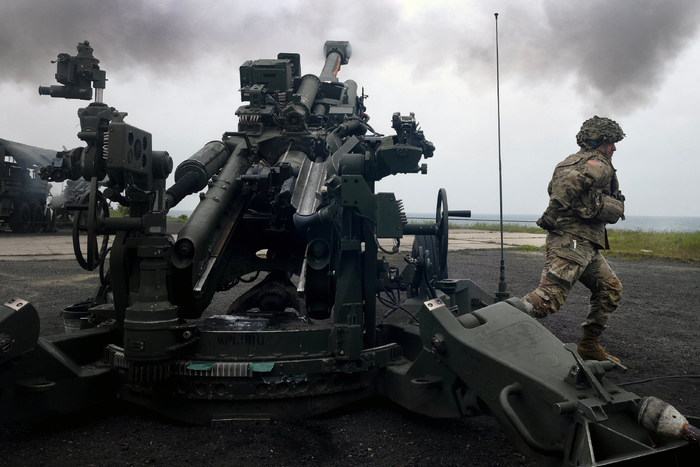 123 野战炮兵团第 2 营 b 连的士兵使用 m777 155 毫米榴弹炮执行射击