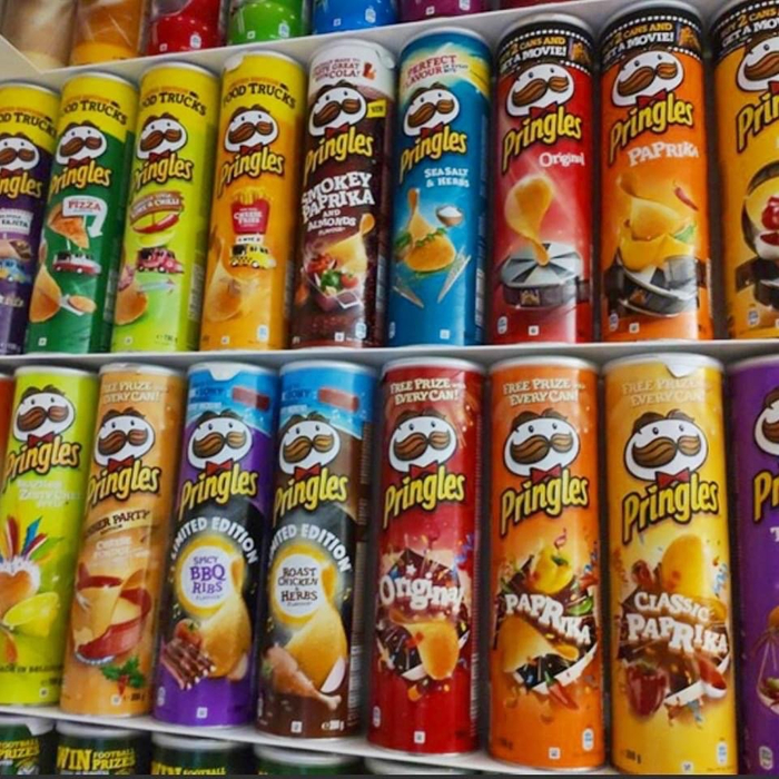 拥有世界上最全的品客薯片圆罐 67