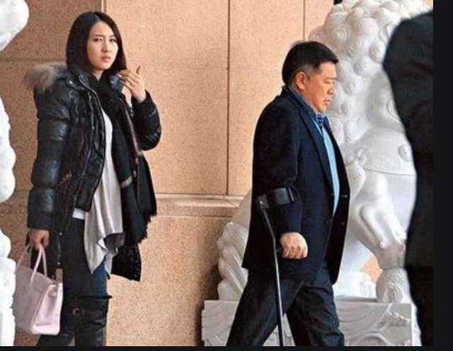 黎姿马廷强庆祝结婚14周年，男方送花表爱意，女方感恩成为一家人