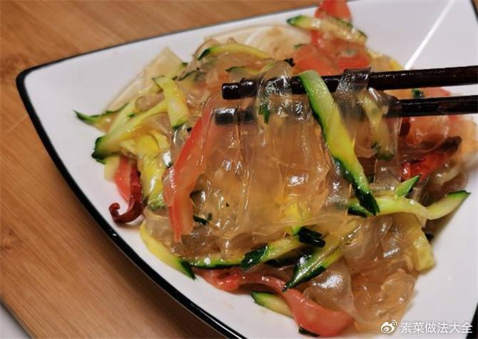 圆形粉皮怎么做才好吃，教你特色做法，细嫩爽滑，好吃入味又下饭|创意|凉拌粉皮|凉菜|口感|小块_新浪新闻