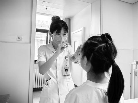 被窝里刷手机刷成“对眼”
