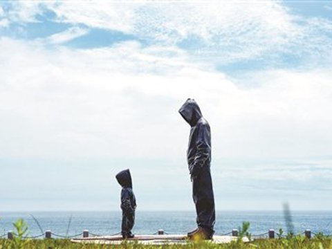 活在谁的凝视之下