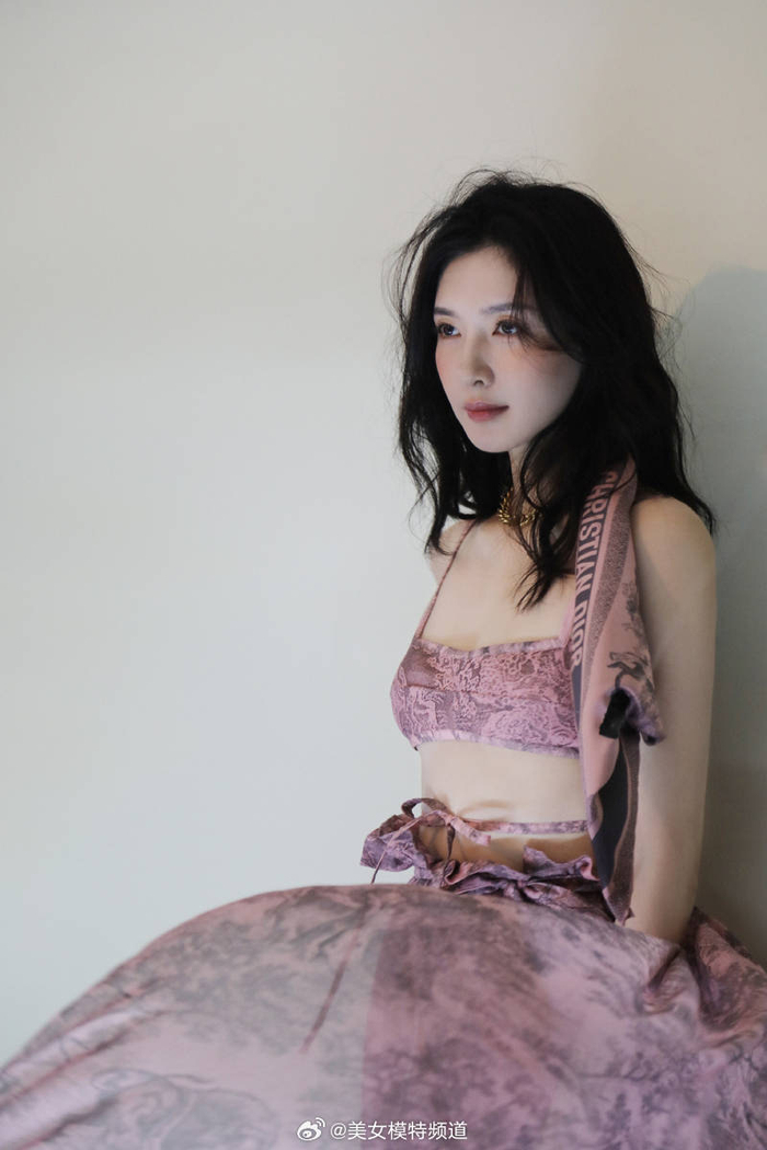江疏影粉色系穿搭小秀性感 眼神迷人状态松弛悠闲