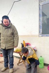 父亲回应：“娃儿小”不是借口