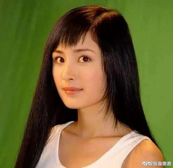 杨幂刚出道时当年留着刘海穿着白色背心一副青春的模样