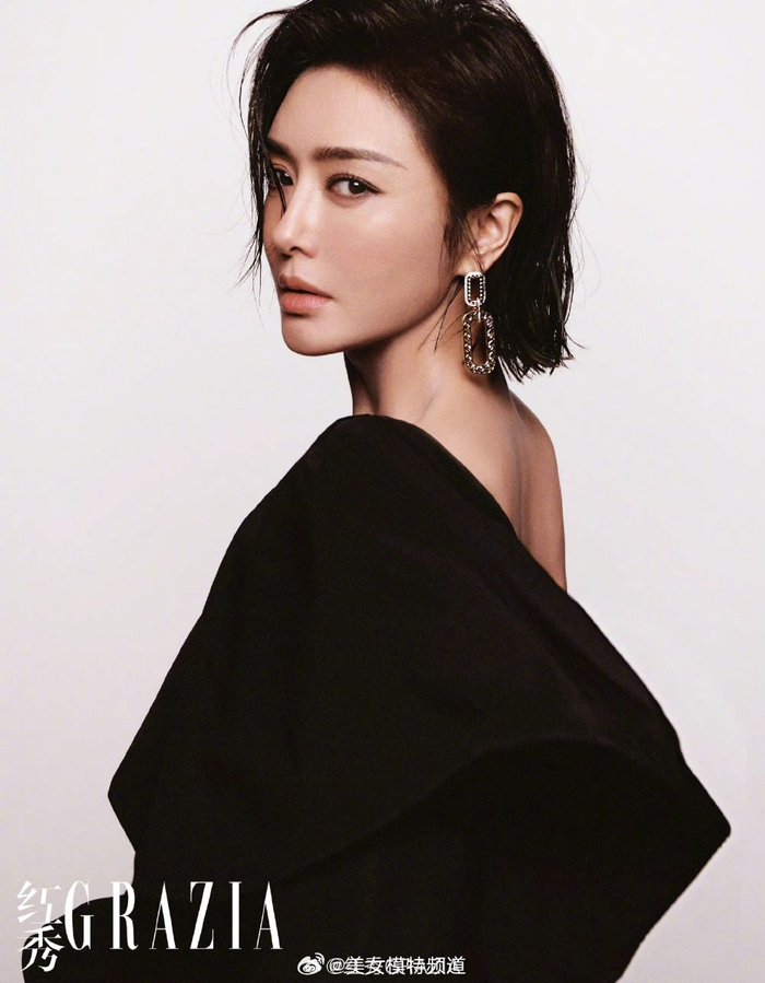 秦岚背头短发造型气场全开 皮衣搭白裙随性无畏