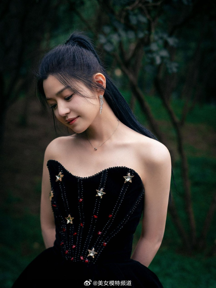 陈妍希穿黑色抹胸长裙露香肩扎高马尾元气少女感满满