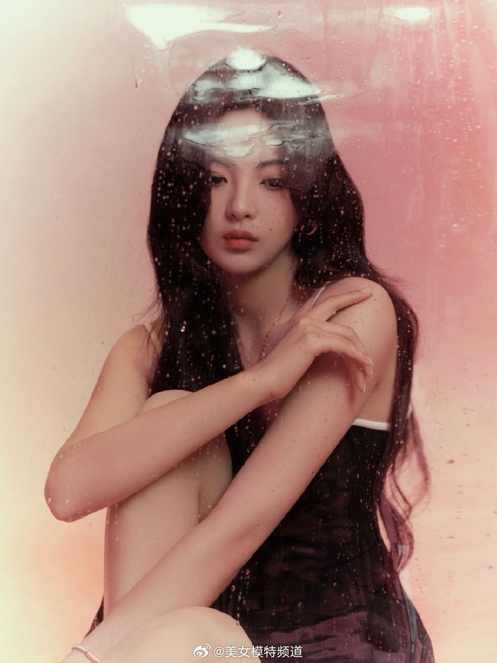 杨超越穿吊带小黑裙亮相锁骨精致事业线抢镜