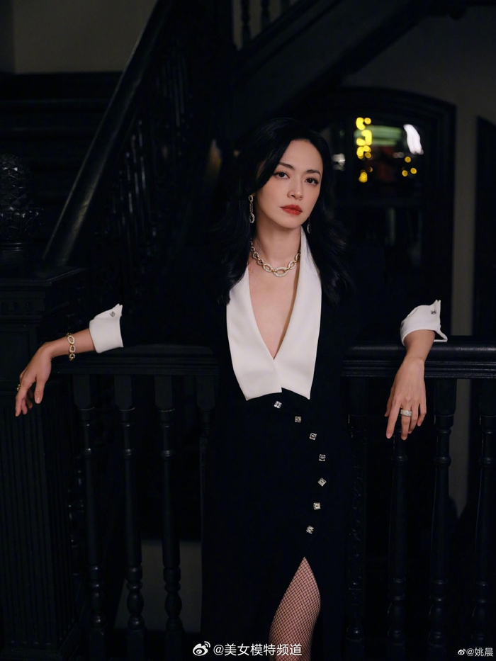 姚晨穿黑色高开衩裙大秀美腿五官精致红唇妩媚气场全开