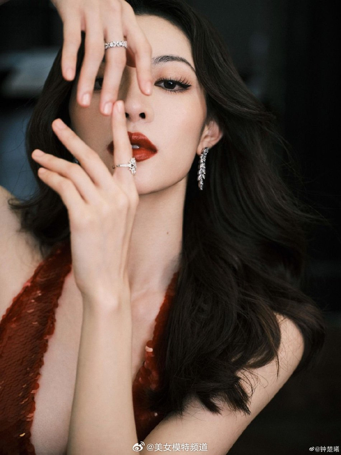 钟楚曦穿红色亮片裙秀好身材潋滟红唇风情万种