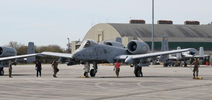 空军a-10c 〃雷电 〃ii攻击机飞行员准备执行夜间飞行任务|攻击机