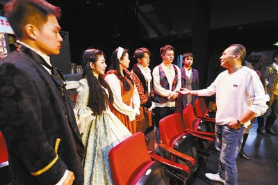 新版《一仆二主》10月连演6场|张昕|该剧|实验剧场|首演|人艺_新浪新闻