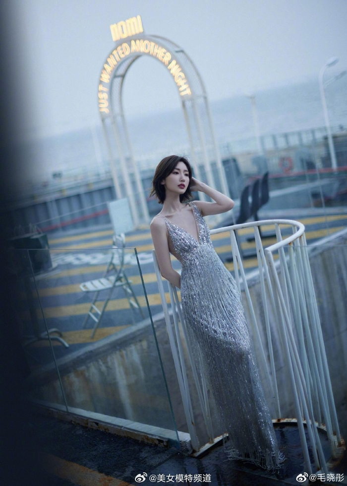 毛晓彤晒银色礼裙美照流苏亮片包裹完美身形性感优雅