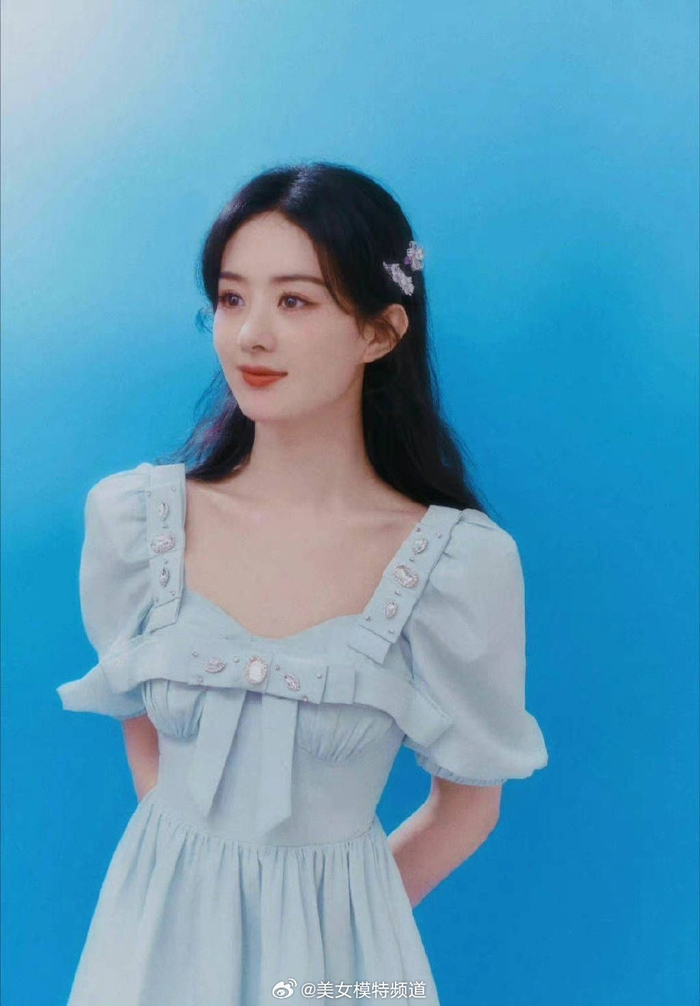 赵丽颖头戴蓝色发箍身穿同色系公主裙甜美又元气