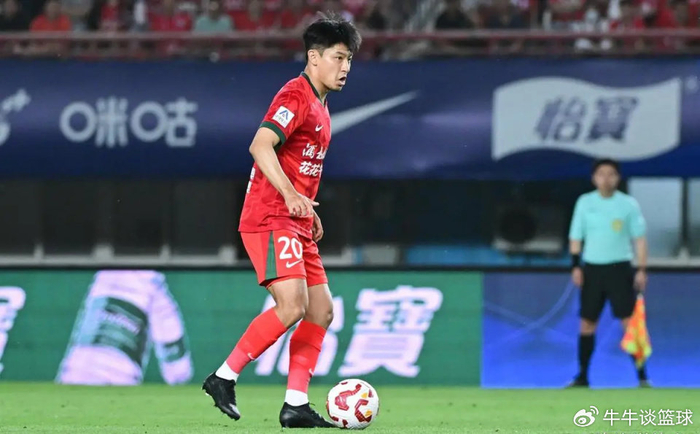 超级巨大失误！何超惊天乌龙，王国明扑救不及，媒体人：离谱到家