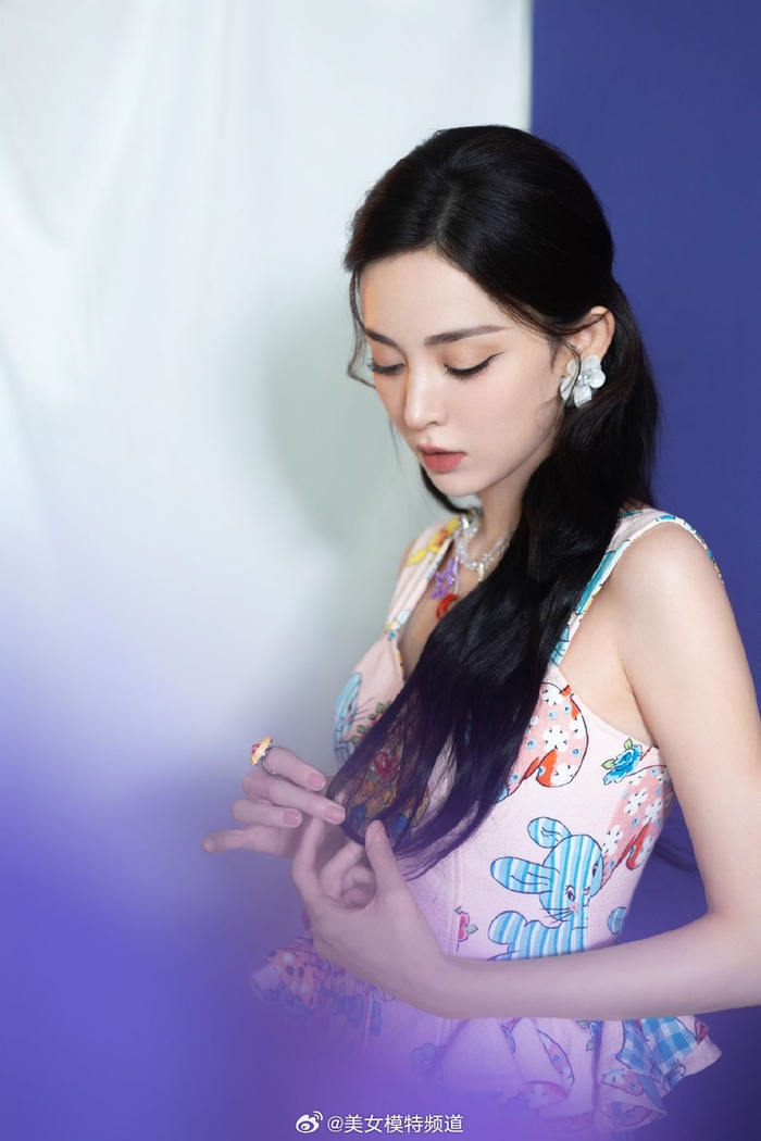 古力娜扎最新写真释出好俏皮 身穿可爱短裙变身糖果系女孩__财经头条
