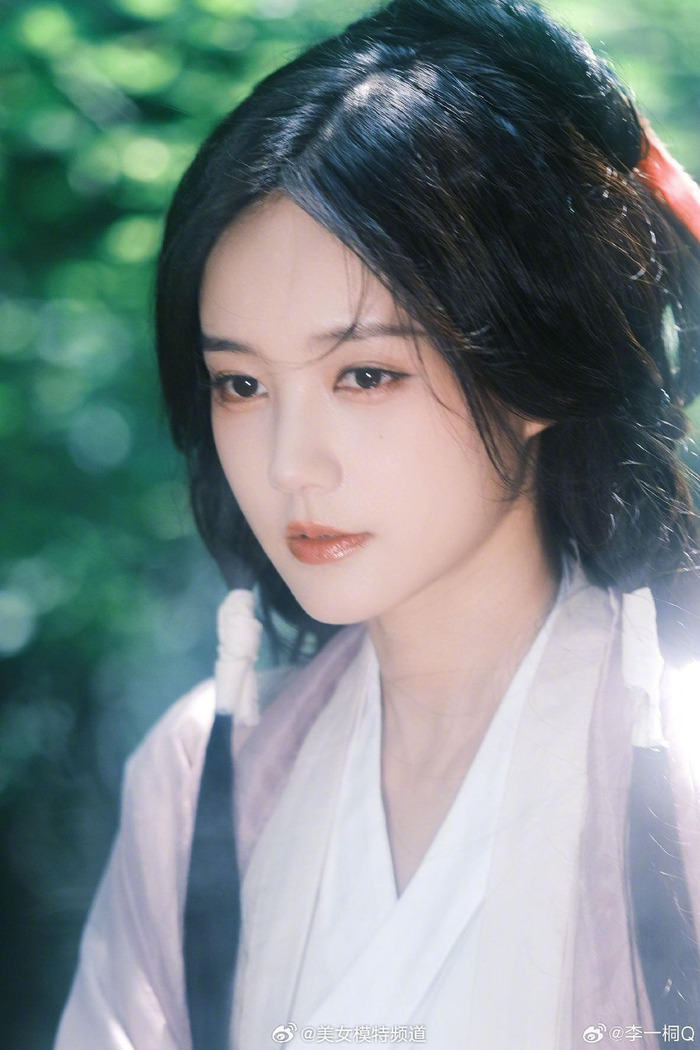 李一桐红发带古装造型写真曝光水边回眸温婉似画中人