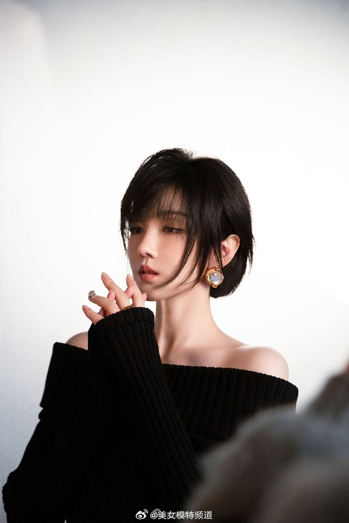 陈小纭短发简约风造型写真黑色斜肩裙秀香肩锁骨