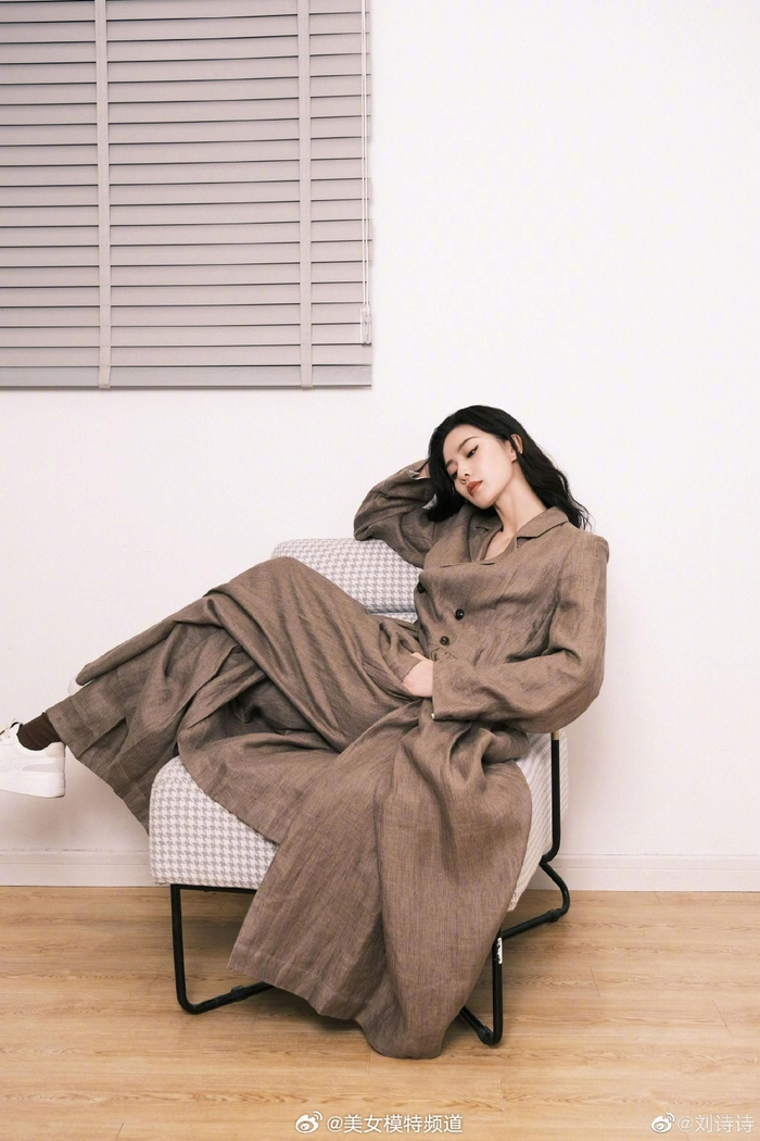 刘诗诗分享库存随拍着褐色大衣显温婉知性气质