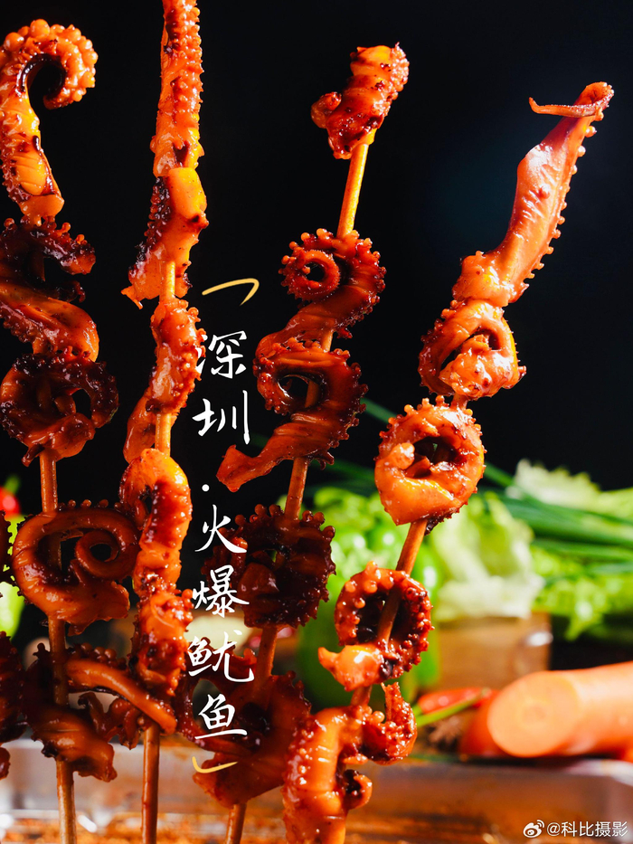 "深圳网红店火爆鱿鱼哥现场摆摊,美食诱人"