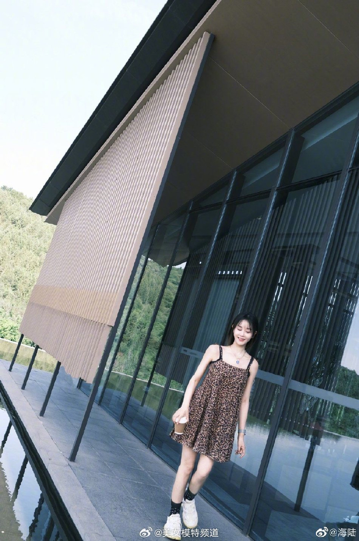 海陆晒海边写真 穿豹纹短裙搭配清爽短发甜美十足