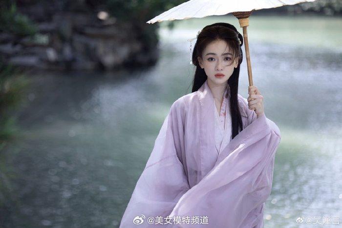 吴谨言分享紫衣古风造型九宫格河边撑伞回眸灵动仙气