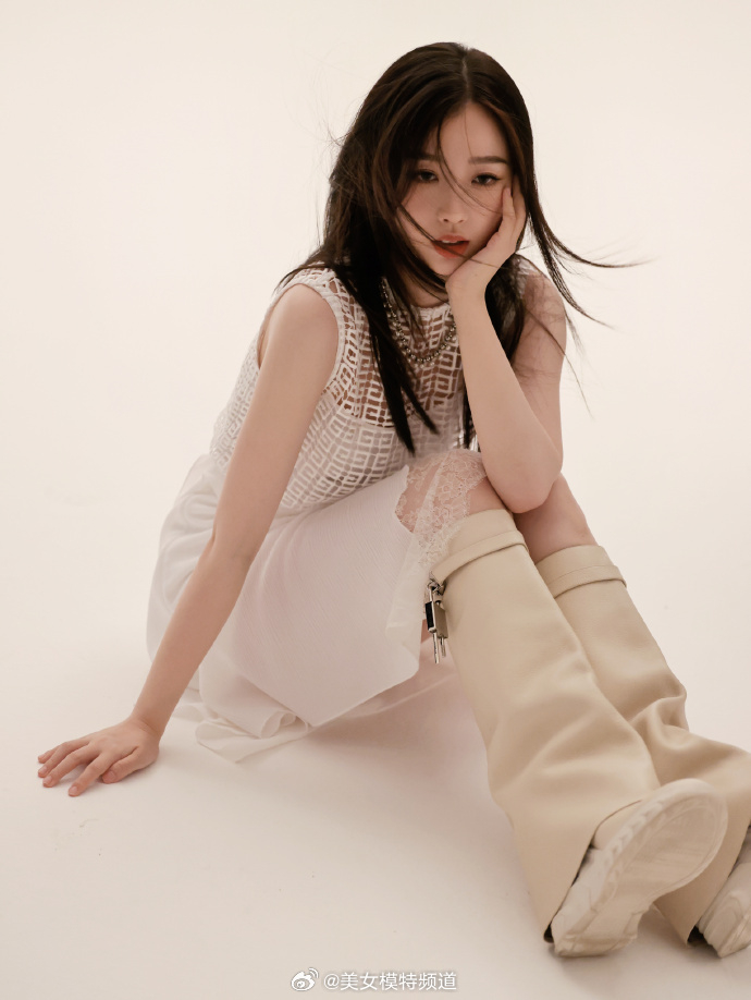 虞书欣九宫格写真照身穿镂空白色连衣裙清冷温柔