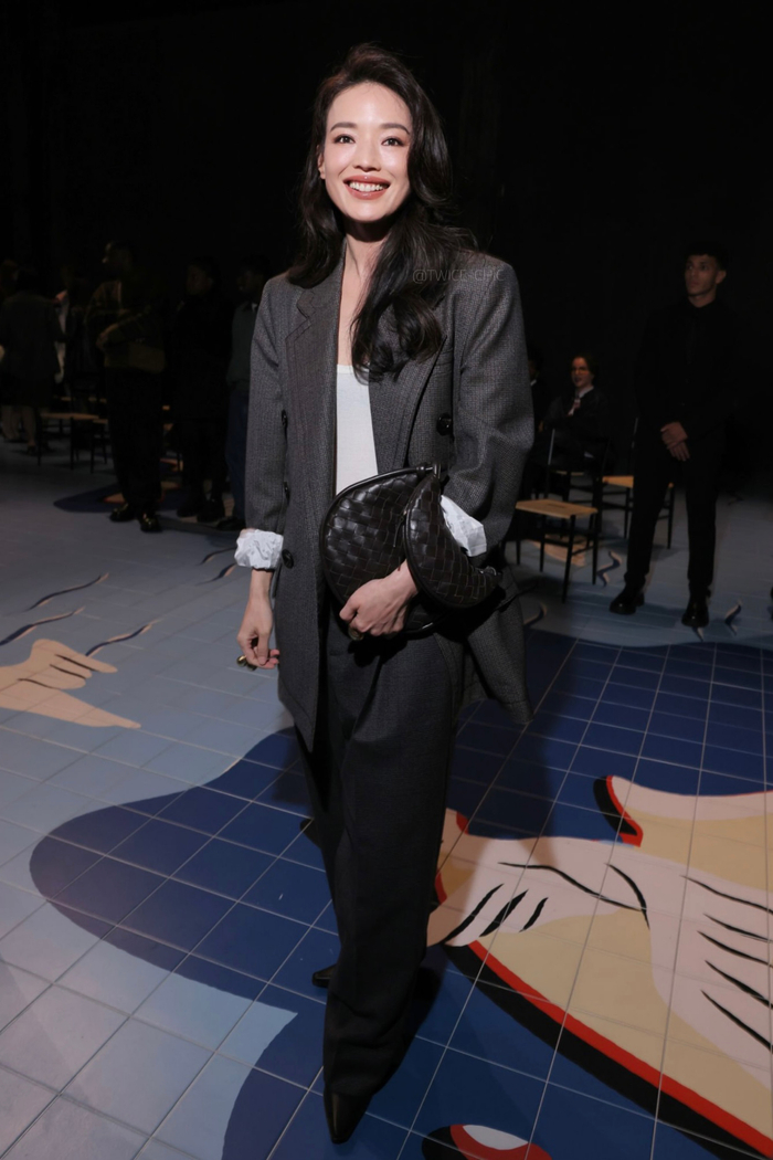 舒淇今日米兰时装周看秀造型bv宽大暗纹西装搭配慵懒卷发