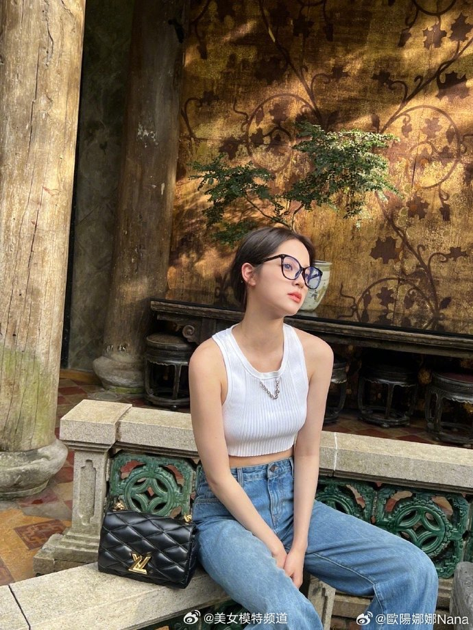欧阳娜娜穿白色紧身背心秀蛮腰戴黑框眼镜可爱随性