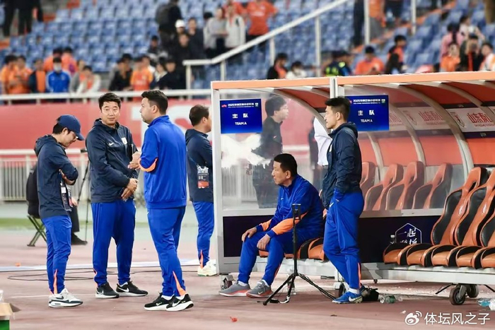 尴尬，崔康熙不死心，派金炫敏重回泰山队，却遭泰山教练和球员排挤