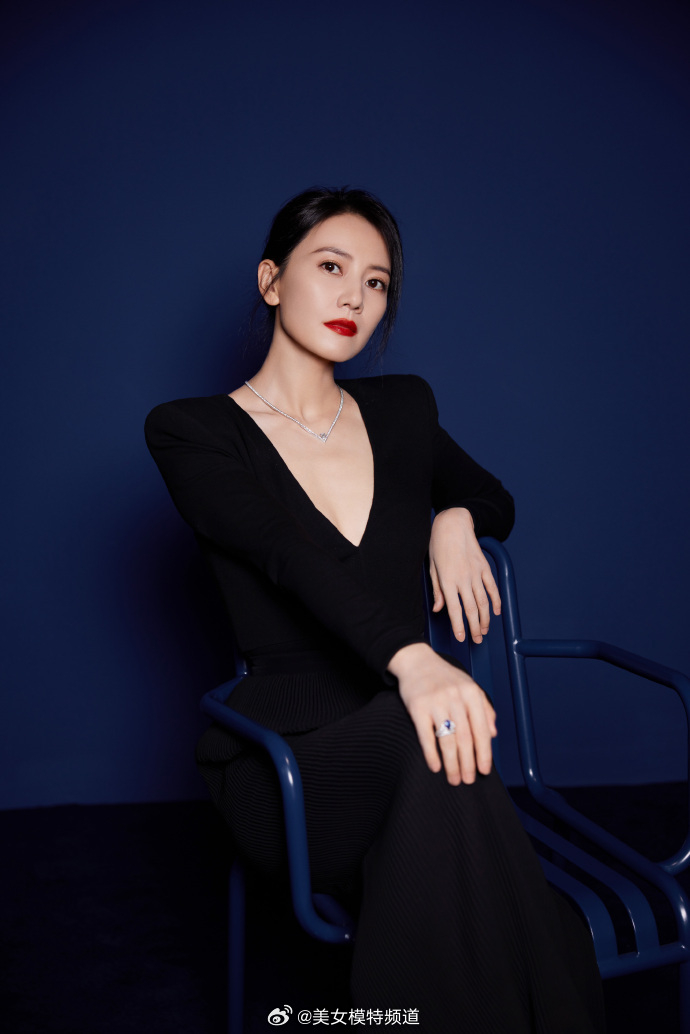 高圆圆穿黑色深v裙优雅大方烈焰红唇女神范十足