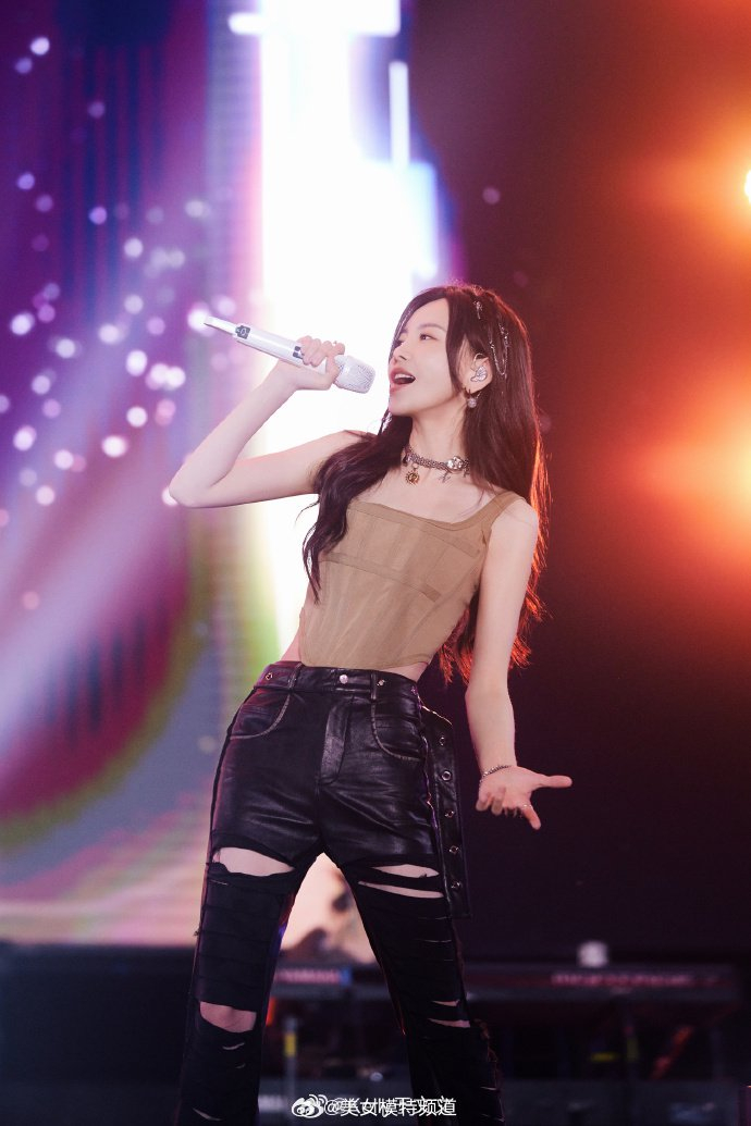 于文文晒九宫格舞台照黑色破洞皮裤摩登热辣气场全开