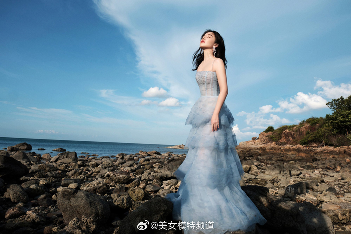 阚清子淡蓝抹胸纱裙