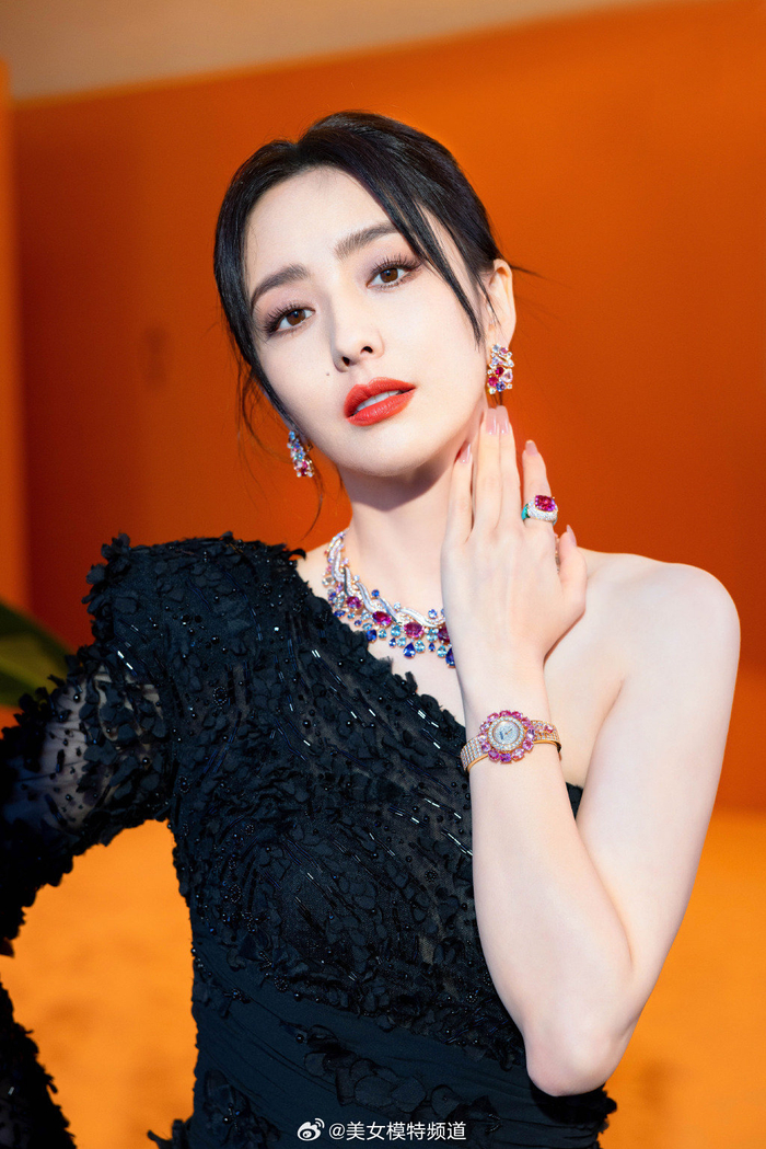 佟丽娅红唇黑裙高贵优雅