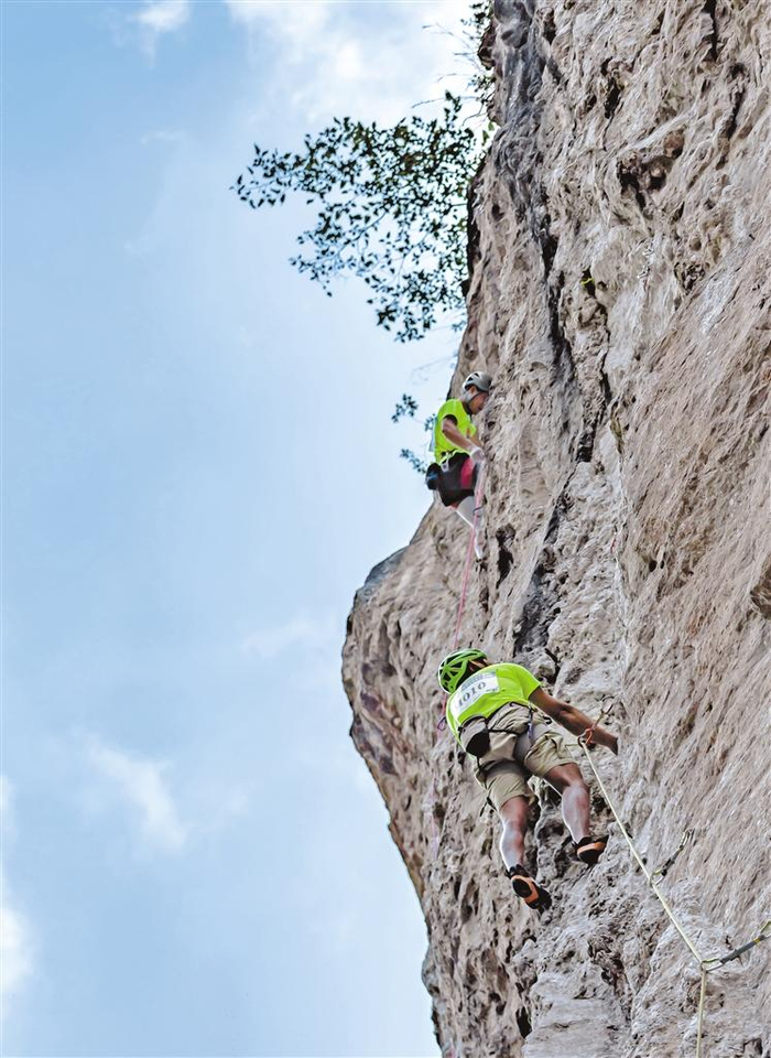 攀岩高手 绝壁竞技|钟山区|惊险刺激|贵州_新浪新闻