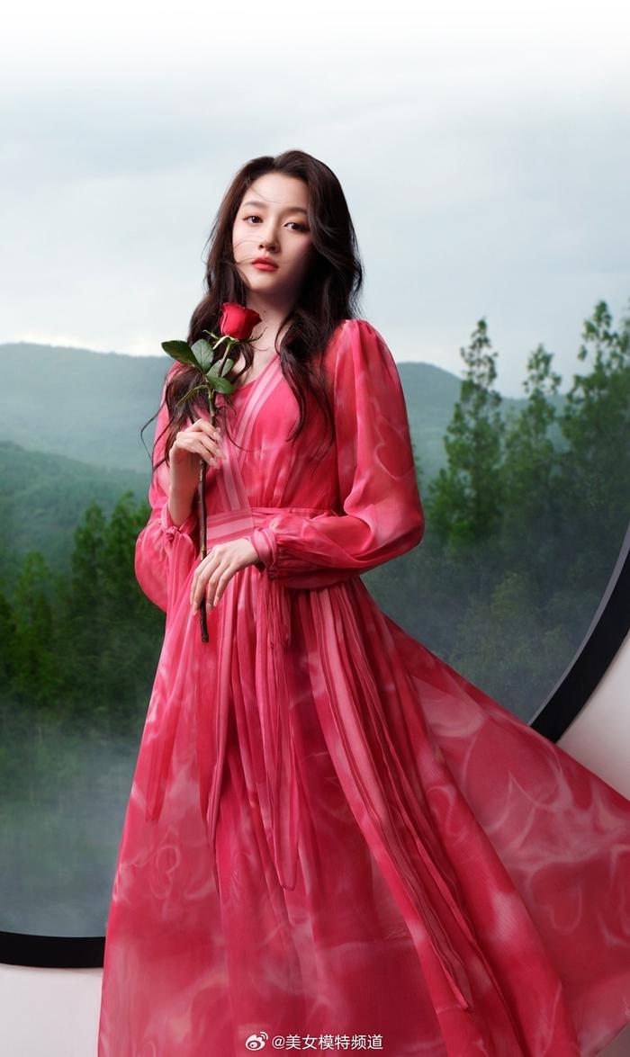 关晓彤东方玫瑰裙优雅迷人造型