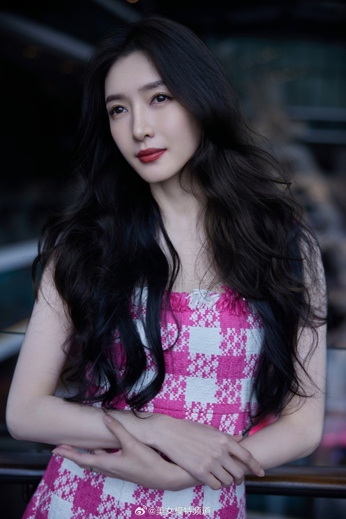 江疏影玫红格子吊带裙