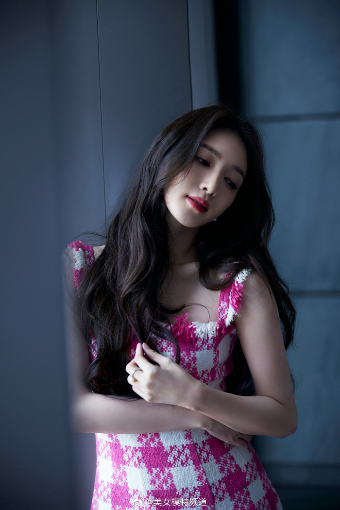 江疏影玫红格子吊带裙