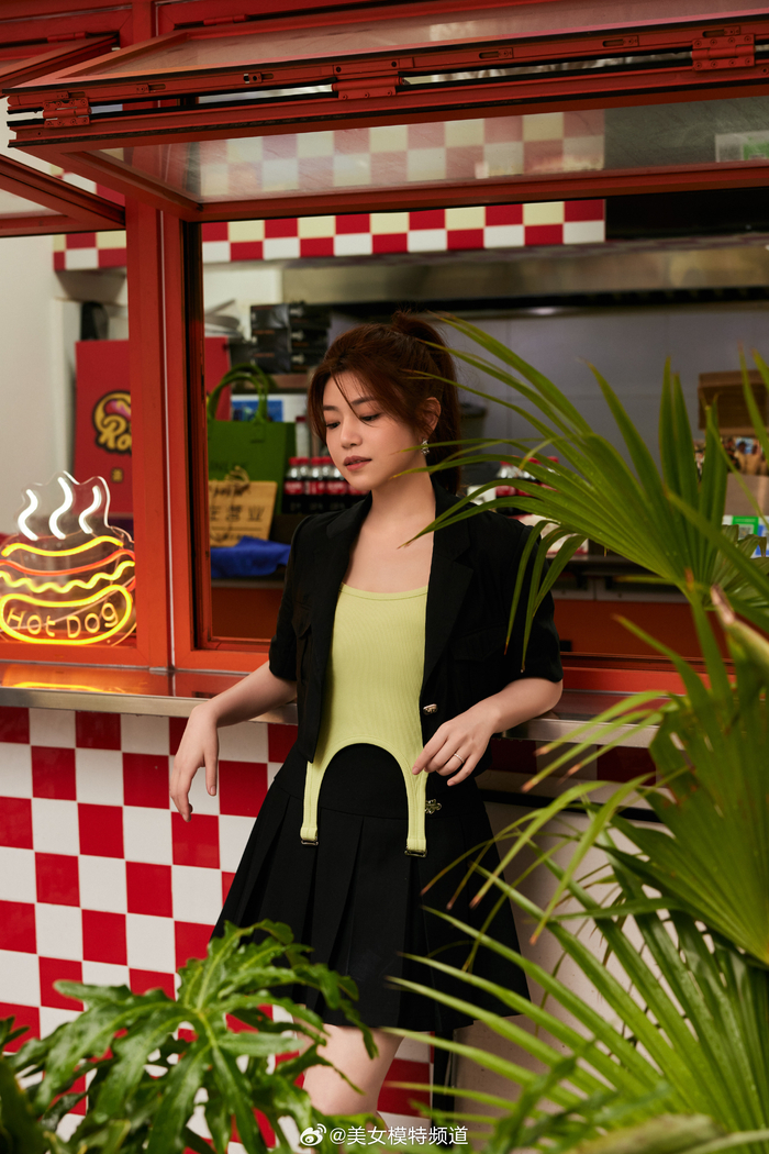 陈妍希黑色百褶裙写真