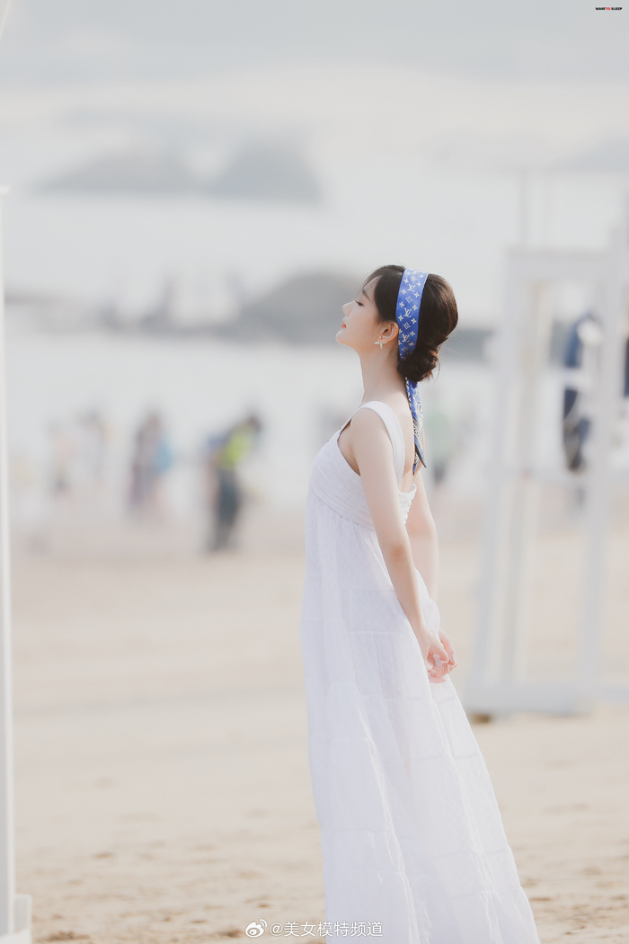 李一桐丝巾发型甜美活动照