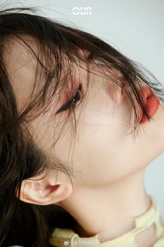 李溪芮清新色彩封面写真大片