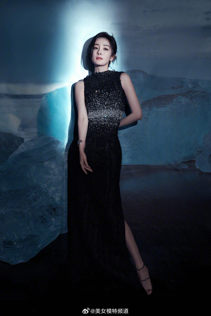 杨幂暗夜星河长裙烂漫迷人